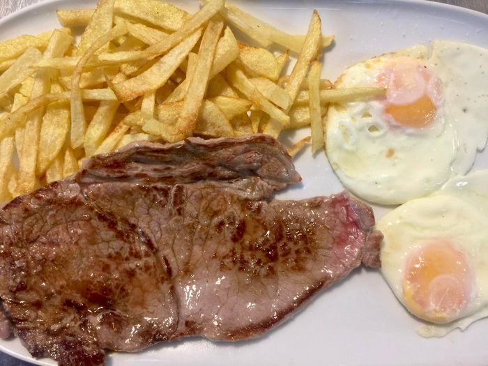 Plato combinado de bistec, patatas, huevo frito