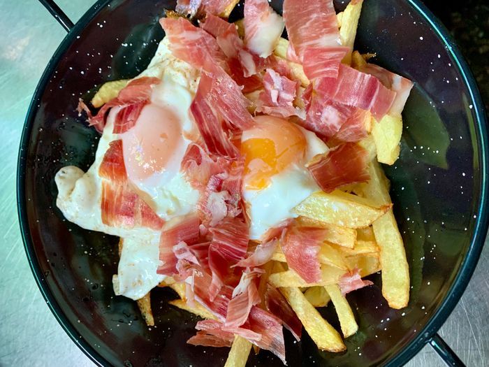 Plato combinado de alitas, patatas y pimiento verde