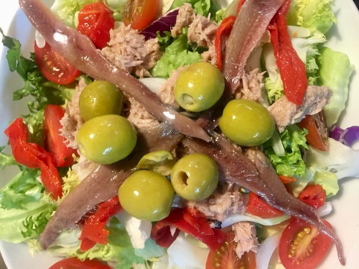 Ensalada de mezclum, pimiento rojo, olivas, atún, tomate y anchoas