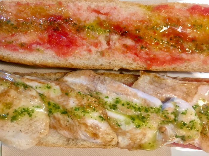 Bocadillo de atún con olivas y pimiento rojo