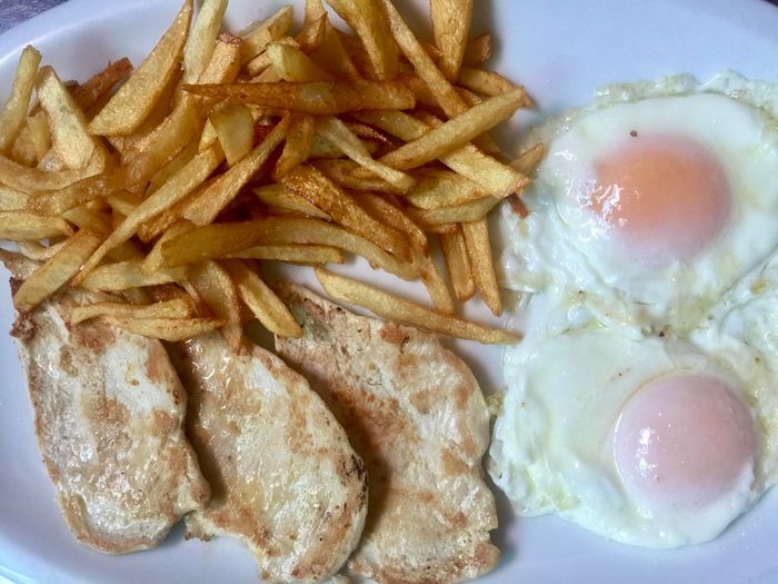 Plato combinado de butifarra con judiones y virutas de jamón ibérico