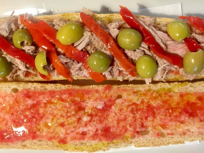 Bocadillo de pollo con lechuga, tomate y mayonesa