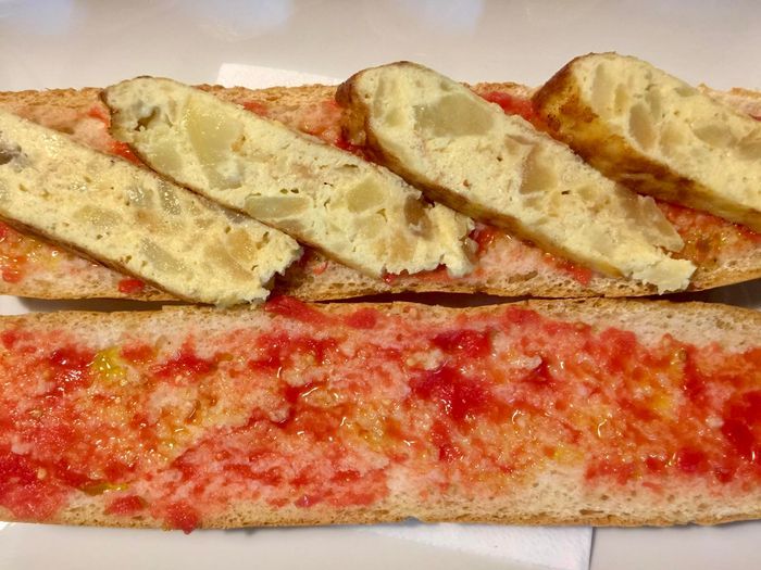 Bocadillo de atún con olivas y pimiento rojo